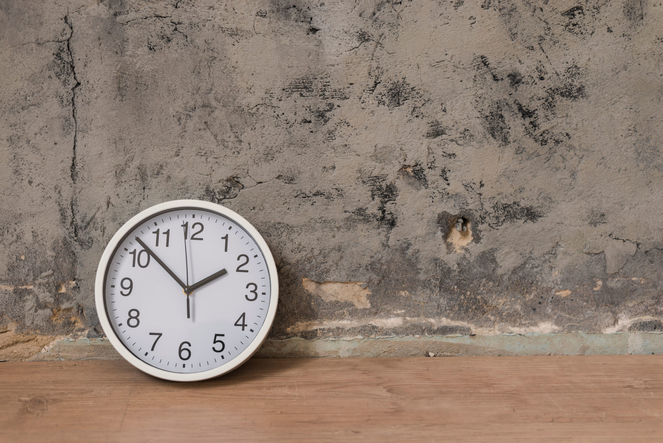 Clock showing the passing of time, reflecting the waiting period for US college admissions decisions – What to Do While You Wait for US Admissions Results | The Red Pen